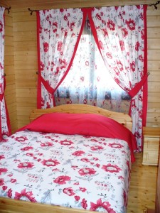 Текстильный дизайн спальни в красных тонах