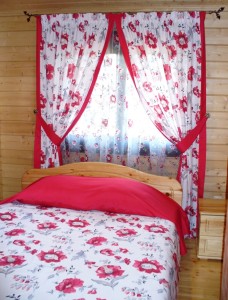 Текстильный дизайн спальни в красных тонах