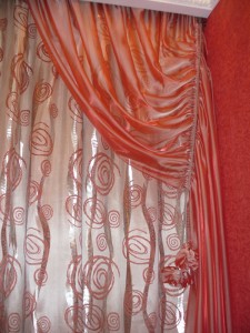 Красная штора для спальни