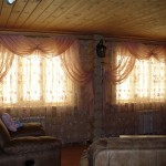 Шторы для зала в деревянном доме