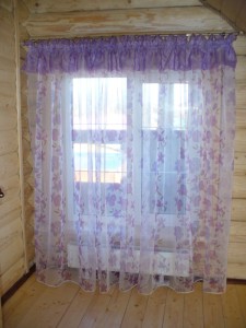 Фиолетовые шторы для спальни в коттедже