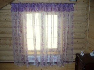 Фиолетовые шторы для спальни в коттедже